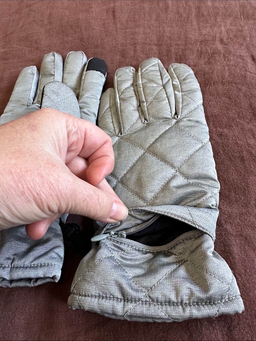 Eddie Bauer Quilted Silver Warm Gloves. 2 Hidden zip pockets & Touchscreen tech - Picture 4 of 16
